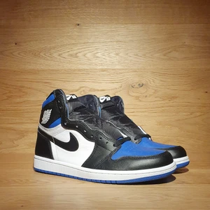 Air Jordan 1 High "Royal Toe" - Air Jordan 1 High "Royal Toe"  - Sizes: Us 8/Eu 41 Us 10/Eu 44 Sold  - Price: 3499kr - Brand New  For any further questions or pictures regarding the product, dm us or mail contact.yzyresell@gmail.com  When purchasing any kind of Jordans / Airforce 1’s / Sb dunk’s You always get a free pair of Crease shields from @creaseless.se