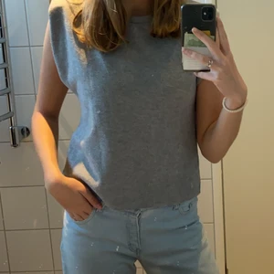 Topp - Grå väst från Zara med axelvaddar. Storlek S. Sparsamt använd. 60+frakt