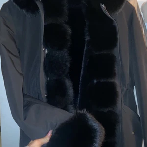 Populär Pälsjacka  - Säljer min pälsjacka köpt på Femenina.se år 2019, sparsamt använd och inga fel på jackan. Stor och fluffig äkta päls, hela jackan är svart om det inte syns bra på bilderna. Jackan är jättevarm och skön nu till vintern! Inköpt för 4999:- (går att se på feminina.se) och säljer nu för 2500:-. Köparen står för frakt i vanlig ordning. Skriv gärna om du har frågor, funderingar eller vill ha fler bilder!