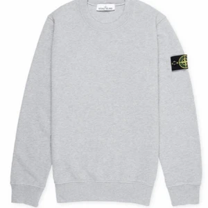 Grå/grön Stone island crewneck  - Säljer nu min stone island tröja som är köpt på NK för 2000kr . Tröjan är i en grå/grön färg. Det är små hål i början på ärmen därav priset, men hålen syns inte när du har på dig den . (Kontakta för fler bilder) (pris kan diskuteras)😀