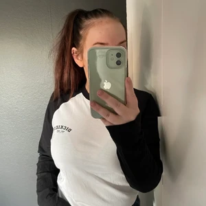 Dickies långärmad t-shirt, strl. S - Säljer nu denna Dickies långärmade T-shirt. Använd endast ett fåtal gånger, väldigt fint skick och ser nästintill ut som ny!😍 Tröjan är i storlek S men är lite stor i storleken då den passar mig som vanligtvis har M. Pris kan diskuteras, kom privat för fler bilder/frågor!🥰
