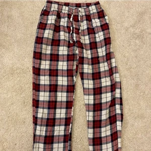 Pyjamasbyxor - Säljer nu mina pyjamasbyxor i storlek S (herr) ifrån HM❤️  (lånade bilder) skriv för egna bilder eller om fler frågor! Byxorna är i mycket bra skick och inga defekter! Buda i kommentarerna (start: 160kr+frakt) HÖGSTA BUD (240kr+frakt)