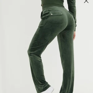Juicy couture mjukisbyxor  - Säljer mina superfina juicy mjukisar i mörkgrön då de inte kommer till så mycket användning! Köpta för 1000 kr💗
