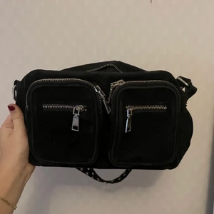 Noella väska  - Svart noella väska i mocka 💖 är i modellen celina, mellersta storleken. Fint skick, knappt använd. Köparen står för frakten på 75kr