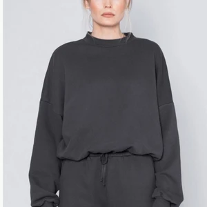 LXA sweater - En LXA (Linn Ahlborg)tröja i bra skick! Den är använd ett antal gånger och har några tvättar då de är några fettfläckar som inte gått bort! Fråga bara för fler bilder!💕