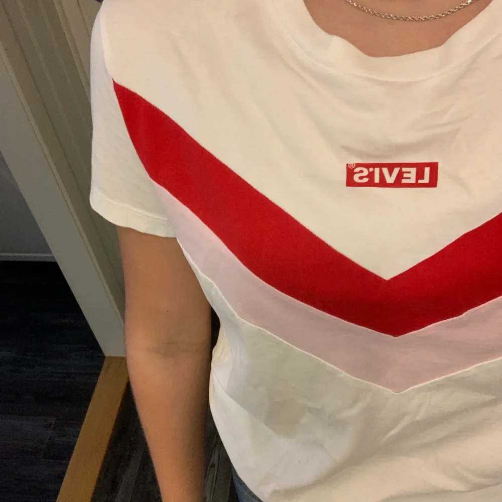 Cool t-shirt från Levi’s i nyskick! . T-shirts.
