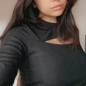 Svart topp  - Svart tröja som har aldrig kommit till användning. 