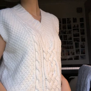 Stickad väst - Mjuk väst i vitt, kabelstickad framtill - perfekt att ha över långärmad svart tröja och passar till ALLT! Köpare står för frakt💕