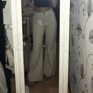 Vita wide fit jeans - Aldrig använda, prislappen sitter på. Är lite för stora för mig