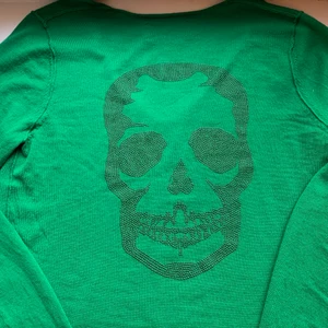 Zadig Tröja - V-ringad Zadig&Voltaire tröja, 100% merino wool, döskalle på ryggen. Storlek: S