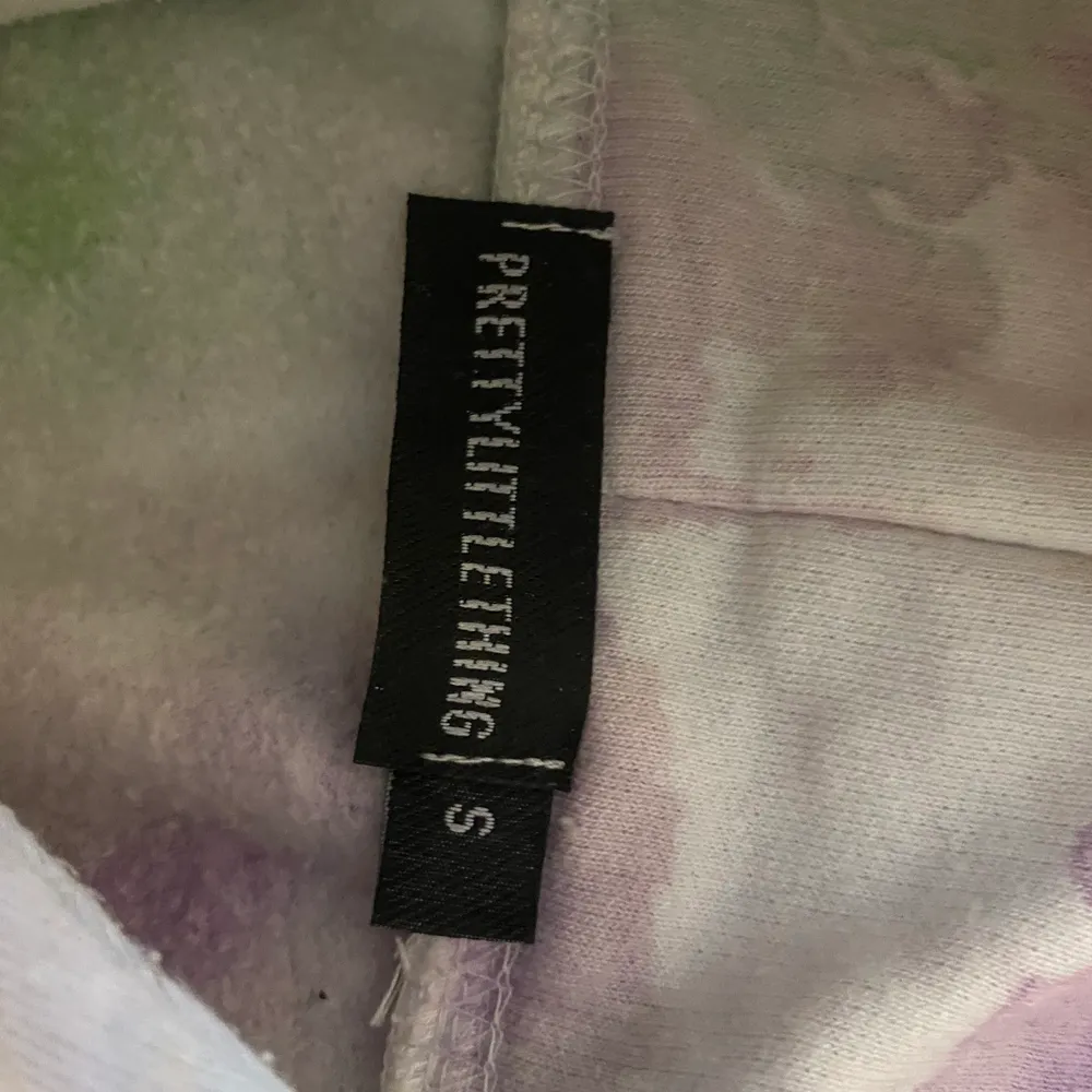 Fin hoodie med pastellfärgen från PLT dvs prettylittlething i storlek S. Passar även storlek M och XS. Jättefin i materialen o h tjock och mysig. Nypris 375kr men säljer för 150 kr pris kan diskuteras😊 aldrig använt den nästan och är nytvättad. Kontakta vid mer info eller bilder svarar direkt🥰 kund stör för frakt👌🏼. Hoodies.