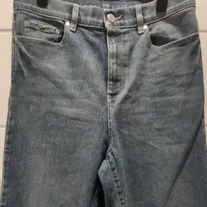 Breda jeans med den typiska korta längden som var populär i somras. Stretchiga och sitter jätteskönt. Hög midja. Small. Importerade från Italien, gjorda i EU.