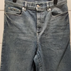 Gas jeans breda, S - Breda jeans med den typiska korta längden som var populär i somras. Stretchiga och sitter jätteskönt. Hög midja. Small. Importerade från Italien, gjorda i EU.