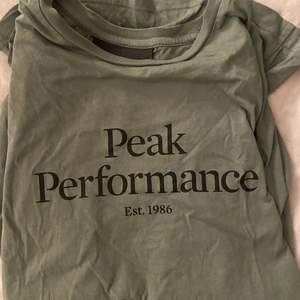 En jättefin peak performance tshirt som aldrig är använd!   Kolla in mina andra annonser!