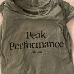 Peak performance t-shirt - En jättefin peak performance tshirt som aldrig är använd!   Kolla in mina andra annonser!