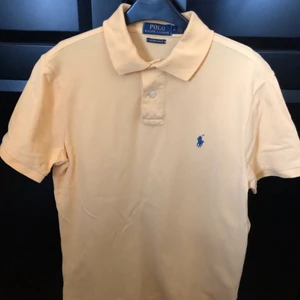 Gul piké tröja ifrån Ralph Lauren  - Gul piké tröja ifrån Ralph Lauren i 100% bomull. Slim fit modell - Storlek M  I väldigt fint skick. Mitt pris 350kr inkl Nypris ca 1000kr 