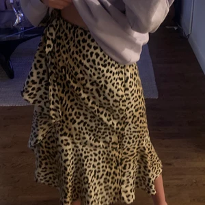 Volangkjol - Jag säljer denna fina leopardmönstrade kjolen i storlek S från Gina tricot💗 Den är i väldigt fint skick och perfekt till sommaren💗 Köparen står för frakt, fler frågor? Kom privat💗