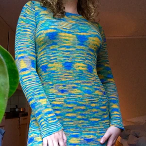 Sommarklänning!  - Superfin stickad klänning köpt från det austrlienska märket Beginning Boutique! Väldigt härligt mönster, super najs i ryggen då den är lägre och fin kvalitet, intresserad av att sälja då den tyvärr inte kommer till använding, köpt för 450 kr med tull på ca 200. Pris kan absolut disukteras och om mer info behövs så är det bara att skriva <3 storleken är m/L men en S skulle lätt passa i den då den är strechig. 