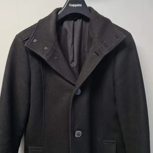 Ullrock svart, Jack&Jones - Svart ullrock från Jack&Jones. Sparsamt använd och i fint skick.