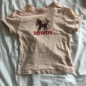 Babytee  - Jätte gullig baby tee! Från UO. De två sista bilderna är på där jag sytt ihop, annars finns de inga defekter❤️