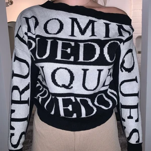 Mysig tröja från River Island  - En mysig tröja ifrån river island i ett lite tjockare material. Har en ”sne” Axel och snygga detaljer. Bra skick. Vet ej plaggets storlek men skulle säga att den passar en Xs,S och M beroende på hur man vill den ska sitta. Modellen är en S.