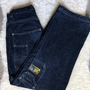 carpenter jeans - Passar xs-m beroende på fit. Jag är 162 och de passar perfekt i längd på mig!