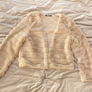 Fluffig kofta - Säljer denna gulliga fluffiga koftan/jackan från Gina Tricot! Knappt använd.