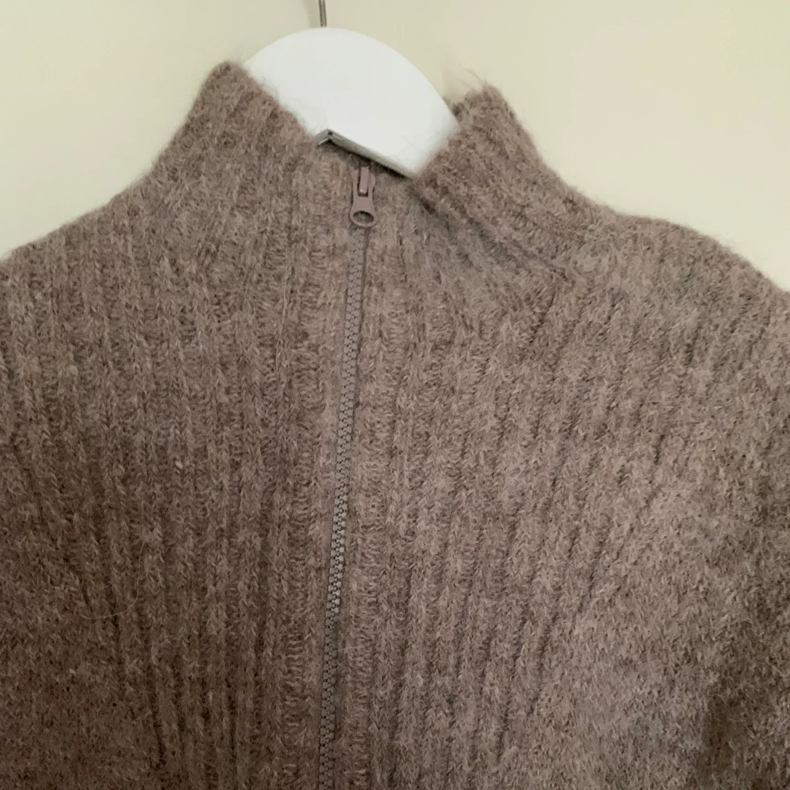 Beige stickad tröja - 90