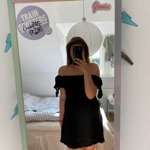 Off shoulder klänning mango - Superbra klänning att dra på över badkläderna på stranden i off shoulder modell från mango i storlek xs