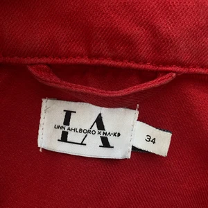 Jeansjacka från Linns kollektion - Säljer den här jeansjackan från Linn Ahlborgs kollektion. Superfint skick och är i storlek 34. Tyvärr har jag många andra jackor så den här kommer inte till användning hos mig. Hade tänkt mig 100kr + frakt för den🤍