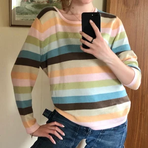 Randig stickad tröja - Söt färgglad randig tröja! Märke okänt men köpt secondhand ☺️ Står storlek 44 men skulle snarare säga S/M. Möts upp i Stockholm! (Kan ev skickas vid önskemål) Skriv vid intresse!❤️