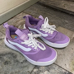 Vans - Träningsskor från Vans. Använda endast ett fåtal gånger. Väldigt bra skick. Mötas eller frakt mot avgift💕