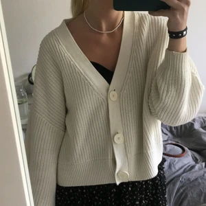 Stickad kofta  - Jätte fin vit stickad kofta med knappar. Säljer eftersom den inte används, i nyskick. Passar S-M