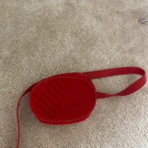 Samets väska - Säljer denna midjeväska den är i samets och köpte från Asos