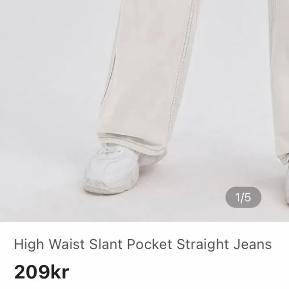 Vita raka basic jeans! Alla behöver ha dessa i garderoben. Bara testad därav säljer jag för samma pris som jag har köpt dom för. Köparen står för frakten 🤍. Jeans & Byxor.