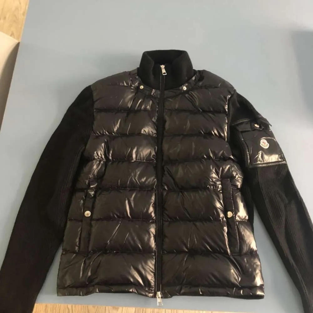 Moncler cardigan med aftagelig hætte, købt i kaufmann, brugt få gange. Passer M eller en lille L. ny pris 6100 kr, sælges til 3500kr, kvitteringen med følges selvfølgelig ;). Tröjor & Koftor.