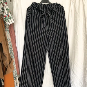 Kostymbyxor H&M strl 36 - Randiga kostymbyxor i storlek 36. Bilden är lite missvisande när det gäller färgen, byxorna är mörkblå! Jättefina och sköna byxor🌻 Säljer då de blivit för små för mig. Kan mötas i Kalmar eller skicka, köparen betalar frakt❣️