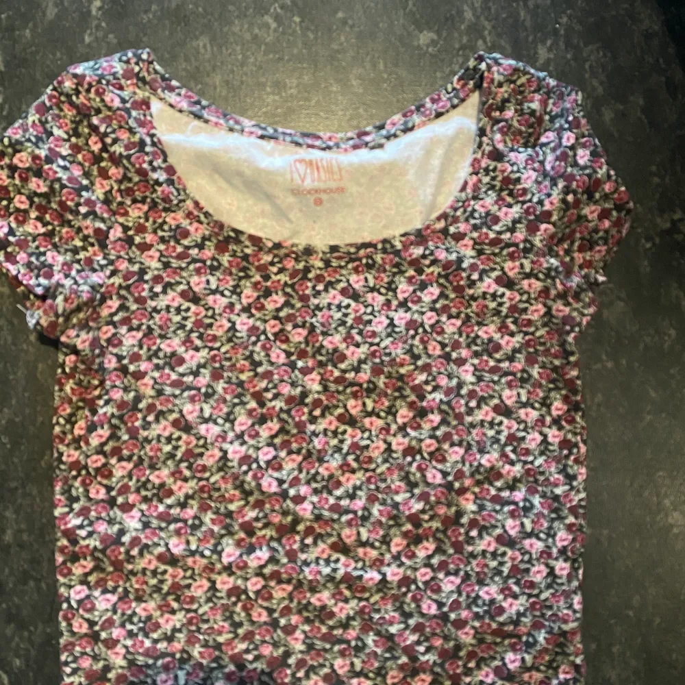 En blommig cropp topp köpt från en affär i polen. T-shirts.