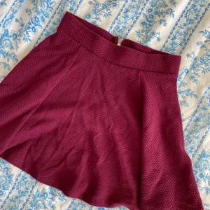 Kjol  - En vinröd kjol i storlek XS 