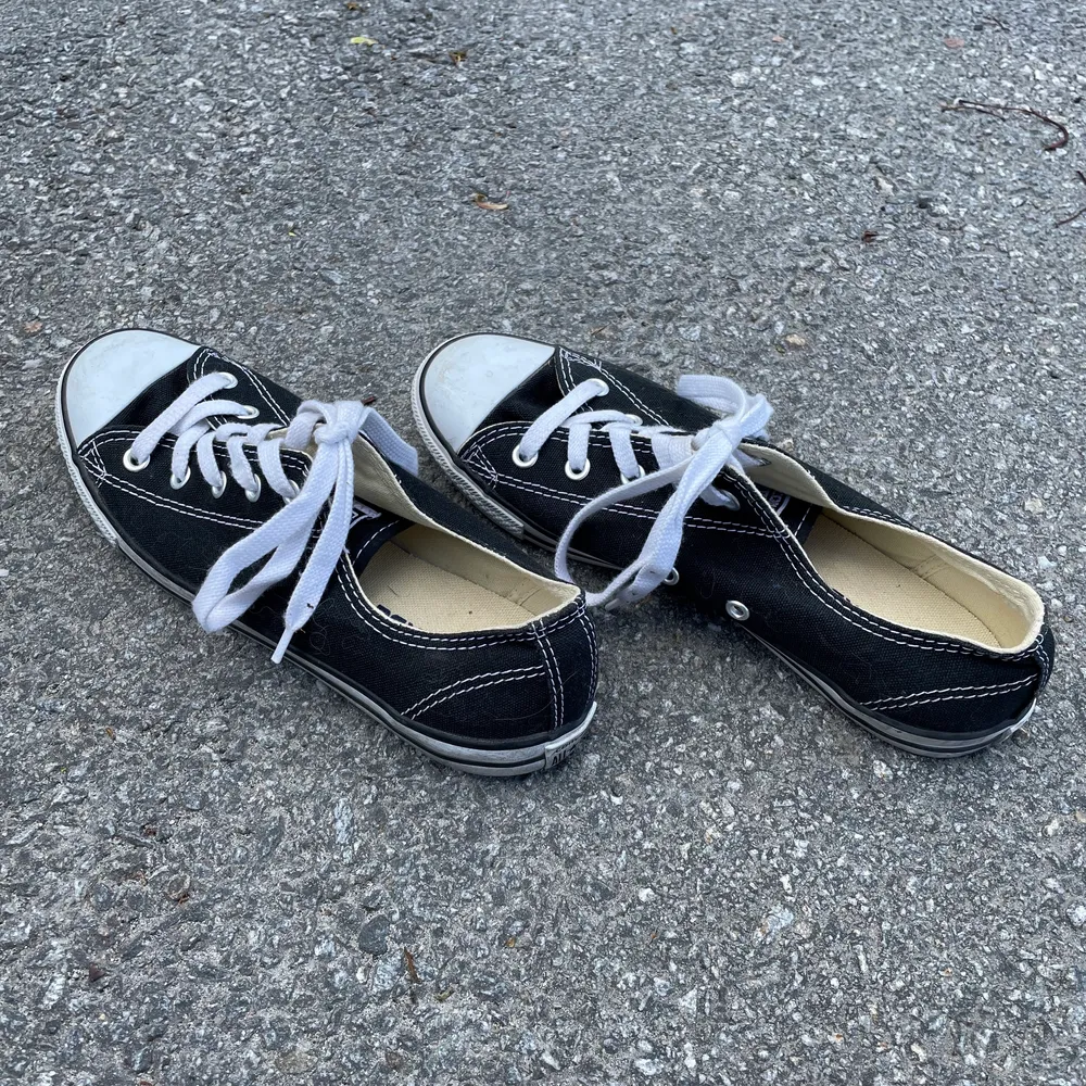 Jätte snygga svarta låga converse skor i storlek 37,5. De är i mycket bra skick och ser nästan oanvända ut! :) kontakta vid frågor, fler bilder eller vid intresse😗 köparen betalar frakt!!. Skor.