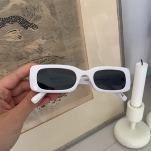 Solglasögon  - Helt oanvända vita solglasögon köpta från Asos.