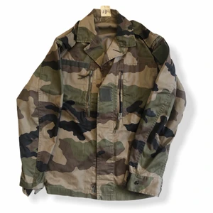 Vintage militärjacka armyjacket - Äkta vintage militärjacka köpt på Urban outfitters vintageavdelninig. Alltså en jacka från en tidigare soldat, därför är det med initialer i lappen. Gott skick! Saknar storlekslapp men uppskattningsvis M. Passar snyggt lite oversize på mig med s. 