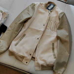 High school jacket naturfärgat - Säljer nu en helt ny Hich school jacket 