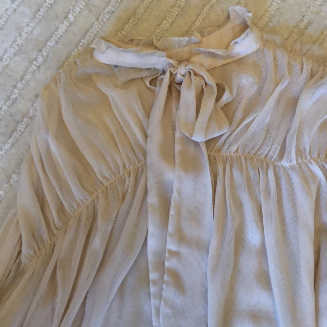 Puderfärgad blus m knytband i nacken - 90