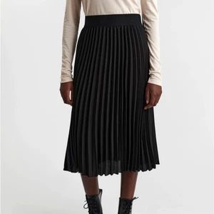 Kjol - Svart kjol från lindex. Hemt ny och oanvänd prislapp kvar. Storlek s.