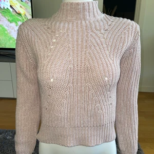 Stickad tröja - Stickad tröja i jättefin rosa färg, bilderna gör inte färgen rättvis, mer babyrosa/gammalrosa i verkligheten. Fint skick
