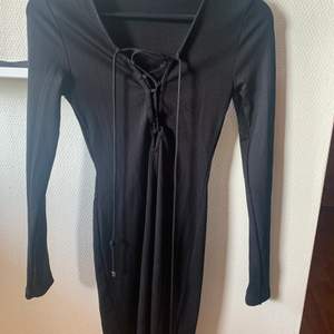 Fin svart klänning i stretchigt material. I storlek s och säljer för 10kr:):)