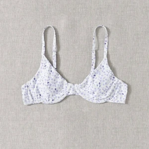 Supersöt Bikinitopp från shein!  - Den är helt ny! Endast testad, säljer då den sitter lite konstigt på mig 💙 nypris: 70 kr 