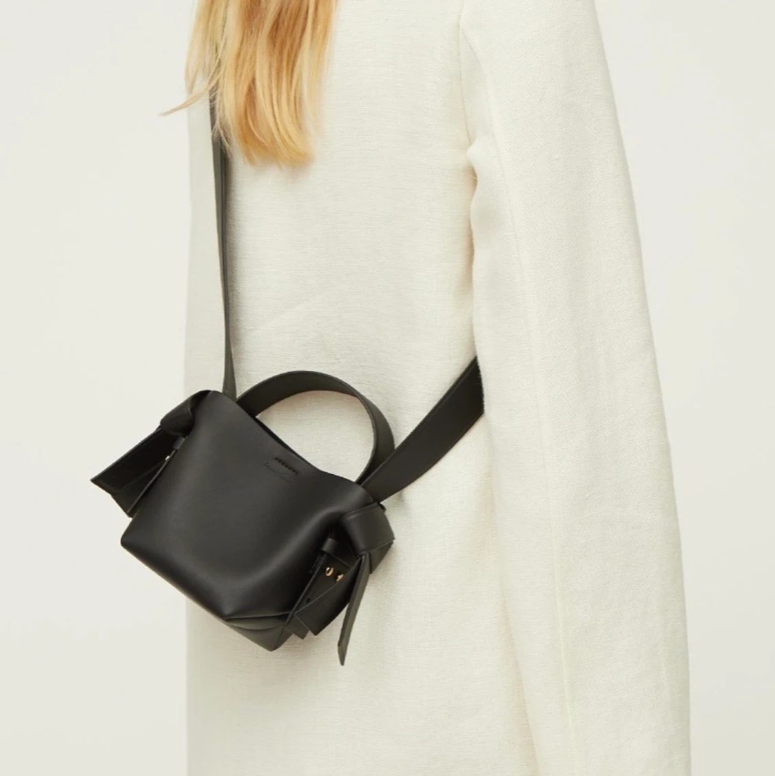 Acne studios musubi micro väska 