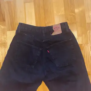 Säljer ett par levis jeans i modell 501, varit en waist 33 från början men insydda så att dem passar en 27/28 i midjan (typ Small) finns i Örebro att mötas upp eller kan fraktas! 